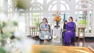 Nguyen Thi Thanh Nga, épouse du président de l’AN Tran Thanh Man, et Shin Kyunghye, épouse du président de l’AN Woo Won Shik, lors de la rencontre. Photo : NDEL.