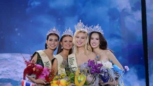 Les quatre finalistes de Miss Terre 2025, avec la Vietnamienne Trinh My Anh, élue Miss Terre - Eau. Photos fournies par les organisateurs.