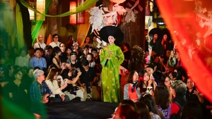 Les tenues áo dài (tunique traditionnelle des femmes vietnamiennes) présentées lors de la soirée d’ouverture de la série d’événements célébrant les 20 ans de la Journée du patrimoine culturel du Vietnam. Photo : NDEL.