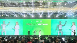 Le ministère des Finances a inauguré le 7 novembre à Hanoï l'exposition SemiExpo Vietnam 2025, le plus grand événement international du pays consacré à l'industrie des semi-conducteurs. Photo : VNA.