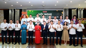 Les dirigeants du journal Nhan Dan et de la ville de Can Tho, ainsi que les délégués participant à la conférence. Photo : NDEL.