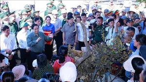 Le Premier ministre Pham Minh Chinh rend visite aux sinistrés de la commune de Da Gi, province de Gia Lai. Photo : VNA.