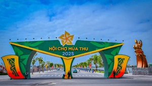 Selon le ministère de l’Industrie et du Commerce, la première édition de la Foire d’Automne 2025 a suscité un écho très positif au sein de la société. L’événement a contribué à valoriser les produits vietnamiens tout en renforçant l’image, la position et le prestige du Vietnam sur la scène internationale. Photo : NDEL.