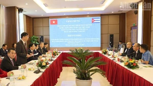 Séance de travail entre la délégation de l’ambassade de Cuba et des dirigeants de la province de Son La. Photo : NDEL.