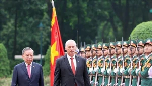 Le secrétaire général Tô Lâm à Cuba (gauche) et Miguel Diaz-Canel Bermudez, Premier secrétaire du Comité central du Parti communiste cubain et président de Cuba. Photo : VNA