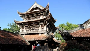 Le clocher de la pagode Keo-un « chef-d'œuvre en bois » au cœur du delta du Nord. Photo : NDEL.