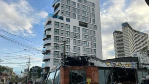 Le typhon no 13 (Kalmaegi) a balayé Quy Nhon, province de Gia Lai, dans la nuit du 6 novembre, laissant derrière elle un paysage de désolation. Photo : congthuong.vn