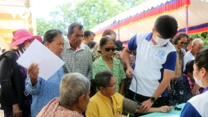 Des médecins offrent des examens médicaux et des traitements gratuits à des personnes défavorisées dans la province de Takeo, le 1er novembre. Photo : VOV.
