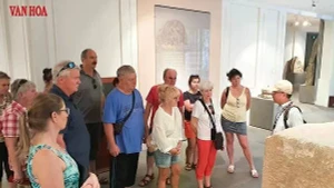 Des touristes étrangers dans le musée de la sculpture Cham. Photo : baoquocte.vn