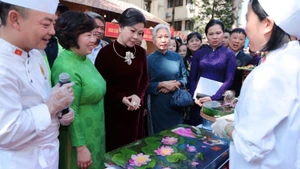 Ngo Phuong Ly, épouse du Secrétaire général du Parti communiste du Vietnam, To Lam, et des délégués visitent les stands du Festival international de la culture culinaire 2025. Photo : NDEL