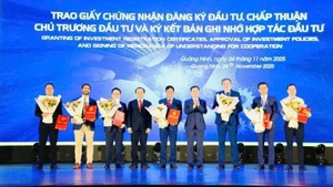 Remise des décisions et certificats d’enregistrement d’investissement à de nombreux projets de grande envergure. Photo : NDEL.