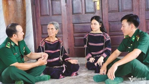 La cheffe de village Siu Phyin, du village de Goòng (commune d’Ia Púch), échange régulièrement et collabore avec les cadres et soldats du poste de garde-frontière d’Ia Púch pour mobiliser et sensibiliser les habitants à la protection commune de la frontière. Photo : vietnamnet.vn