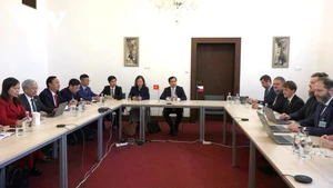La délégation de l'Académie nationale de politique Hô Chi Minh travaille avec l'Agence tchèque du numérique et de l'information. Photo : VOV.