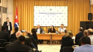 L'événement de présentation de la version italienne de l'ouvrage "Fidel Castro Ruz - Une révolution ne peut naître que de la culture et des idées". Photo : VNA.