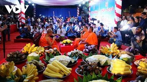 La Fête de la Lune occupe une place essentielle dans la vie spirituelle du peuple khmer. Selon leurs croyances, il s’agit d’un rituel destiné à exprimer leur gratitude envers le dieu de la lune, protecteur des récoltes, garant des pluies bienfaisantes et du climat clément, permettant aux champs d’être fertiles et aux moissons d’abonder. Photo : VOV