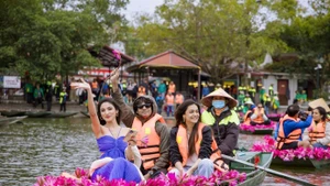 Des réalisateurs, acteurs et producteurs de Bollywood visitent et explorent Tam Coc. Photo : tienphong.vn