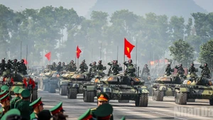 Des équipements militaires modernes pour la répétition générale avant le défilé de la Fête nationale
