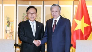 Le secrétaire général du Parti communiste du Vietnam (PCV), To Lam (droite), et l’ancien consul honoraire du Vietnam à Busan, Park Soo Kwan, un ami sincère du peuple vietnamien. Photo: VNA.