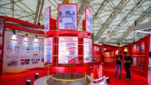 Placée sous le slogan « La plume combattante - La vision de l’époque - Le courage d’éclairer la voie », cette exposition entend réaffirmer le rôle et la position de premier plan du Nhân Dân, organe central du Parti communiste du Vietnam, voix du Parti, de l’État et du peuple vietnamien.