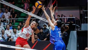 Les joueuses polonaises (en maillot blanc) ont démontré leur supériorité en s’imposant 3-1 face à leurs adversaires vietnamiennes après avoir perdu le premier set. Photo : FIVB.