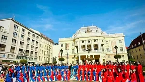 Le programme « Việt Phục bộ hành châu Âu » se déroulera simultanément dans de nombreuses grandes villes d’Europe. Photo : baoquocte.vn