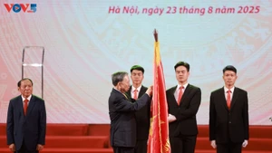 Le secrétaire général du Parti communiste vietnamien To Lam remet l’Ordre du Travail de première classe au ministère de la Culture, des Sports et du Tourisme. Photo : VOV.