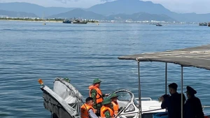 Les gardes-frontières de Da Nang vérifient les documents de départ de bateaux de pêche. Photo : VNA