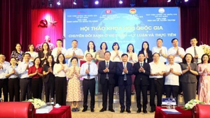 Des délégués lors de la conférence scientifique nationale intitulée « La transition verte au Vietnam - théorie et pratique ». Photo : NDEL.