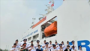 La cérémonie d'accueil s'est déroulée en présence de l'ambassadrice Ton Thi Ngoc Huong, représentante permanente du Vietnam auprès de l'ASEAN, du vice-amiral Irvansyah, commandant des garde-côtes indonésiens, de représentants de l'ambassade du Vietnam et du bureau de l'attaché de défense en Indonésie. Photo : VNA.