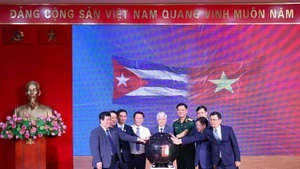 La campagne de collecte de fonds « 65 ans de solidarité Vietnam–Cuba ». Photo : VNA.