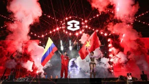 DJ Balvin et Tlinh se produisent avec les drapeaux du Vietnam et de la Colombie. Photo : VNA.