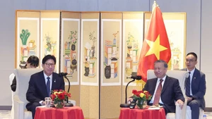Le secrétaire général du Parti communiste du Vietnam (PCV), Tô Lâm (à droite) rencontre le maire Park Heong Joon. Photo : VNA
