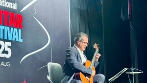 Le guitariste Maestro Mauricio Díaz Álvarez. Photo : baoquocte.vn