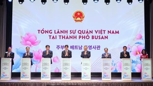 Le secrétaire général du Parti communiste du Vietnam To Lam assiste à la cérémonie d’inauguration du Consulat général du Vietnam à Busan. Photo : VNA.