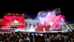 Le programme à la tour du Drapeau de Hanoï. Photo : VNA.