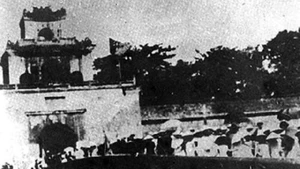 Les habitants de Thua Thien Hue (au Centre du Vietnam) ont participé à la prise du pouvoir et ont défilé jusqu'à la porte de Thuong Tu le 23 août 1945, jour de la victoire de la révolution à Hue. Photo d'archives : VNA.