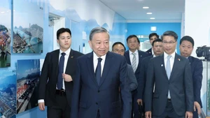 Le secrétaire général du Parti communiste du Vietnam (PCV), Tô Lâm, visite le port de Busan. Photo: VNA