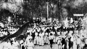 La population de Saïgon répond à l’Appel à l’insurrection générale du Comité central du Parti et du Président Hô Chi Minh. Photo d'archives: VNA