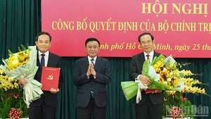 Tran Luu Quang (1er à gauche) nommé secrétaire du Comité du Parti de Ho Chi Minh-Ville. Photo : NDEL.