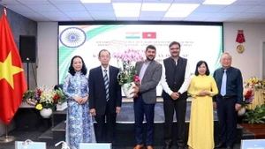 Des représentants de la Chambre de commerce indienne au Vietnam (INCHAM) offrent des fleurs à l'Association d'amitié Vietnam-Inde de Hô Chi Minh-Ville. Photo : VNA