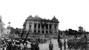 Rassemblement révolutionnaire d’Août bouillonnant dans la capitale Hanoï. Photo d’archives : VNA.