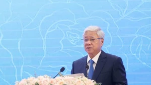 Le président du Comité central du Front de la Patrie du Vietnam, Do Van Chien, adresse une lettre de félicitations à Sinlavong Khoutphaythoune, président du Comité central du Front lao pour l’édification nationale (FLEN). Photo : VNA.