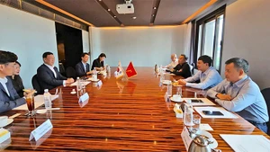 Séance de travail entre la délégation du groupeVinacomin et celle du groupe Daejoo KC. Photo : baodautu.vn