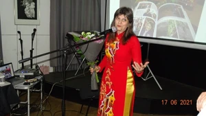 Kadrinka Kadrinova en ao dai vietnamien lors de la présentation de son livre « Le Miracle vietnamien », juin 2021. Photo : thoidai.com.vn 
