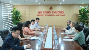 Séance de travail entre la vice-ministre de l’Industrie et du Commerce Phan Thi Thang et l’ambassadrice d’Espagne au Vietnam, Carmen Cano De Lasala. Photo : congthuong.vn