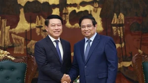 Le Premier ministre Pham Minh Chinh (droite) et Saleumxay Kommasith, vice-Premier ministre et chef de la Commission centrale de réforme des entreprises publiques du Parti populaire révolutionnaire lao. Photo: VNA