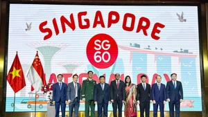 Le vice-Premier ministre Nguyen Chi Dung et des délégués lors 60ᵉ anniversaire de la Fête nationale de Singapour. Photo : VGP.