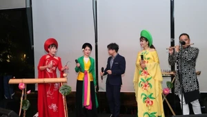 Une troupe d'art vietnamienne se produit lors de la Semaine gastronomique à Colombo. Photo: VNA
