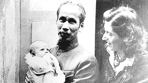 Le Président Hô Chi Minh tenant sa filleule Babette dans ses bras. Photo : VOV.
