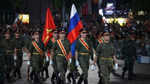 Le bloc des militaires russes apparaît avec une formation impeccable et un pas puissant et décidé lors de la 2e répétition du défilé militaire et civil s’est tenue le 24 août à 20 heuressur la place Ba Dinh, à Hanoi. Photo : vnexpress.net